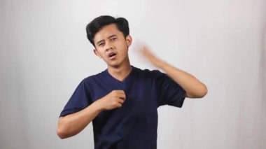 Asyalı adam beyaz arka planda seksi ve terli tişört giyiyor.