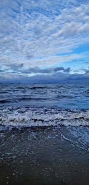 Denizin üzerinde güzel bir gün batımı