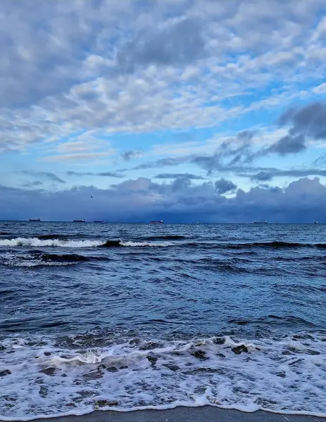 Güzel deniz kıyısı. seyahat arkaplanı
