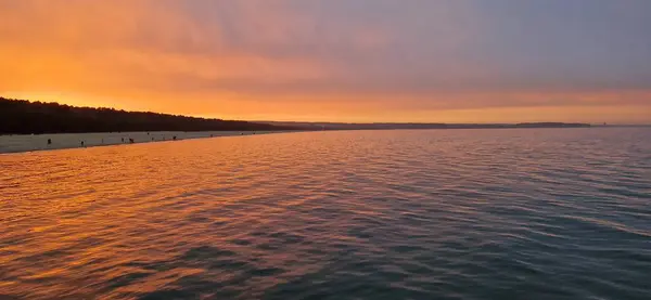 Denizin üzerinde gün batımı