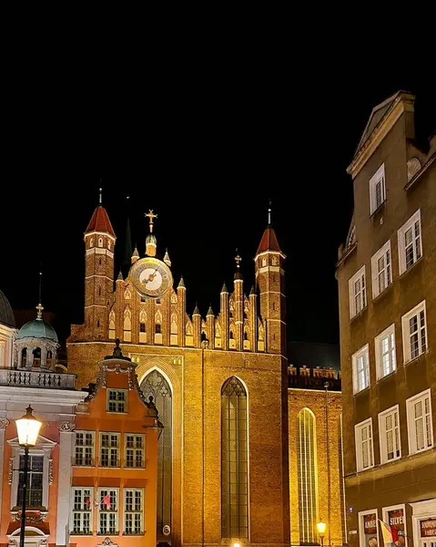 Geceleyin eski belediye binası