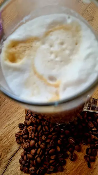 Kahve fincanı ahşap masada.