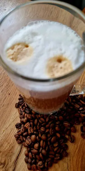 Sütlü ve tarçınlı kahve.