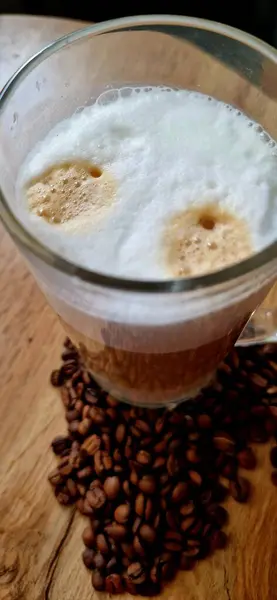 Kahve çekirdeği ve kahve fincanı.