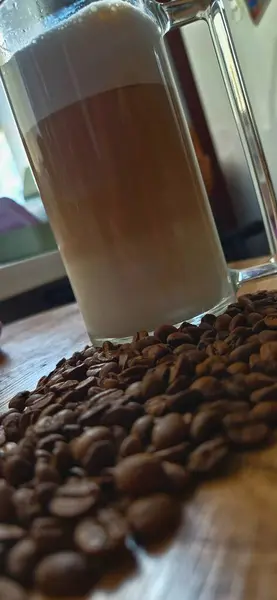 Bardakta kahve çekirdekleri