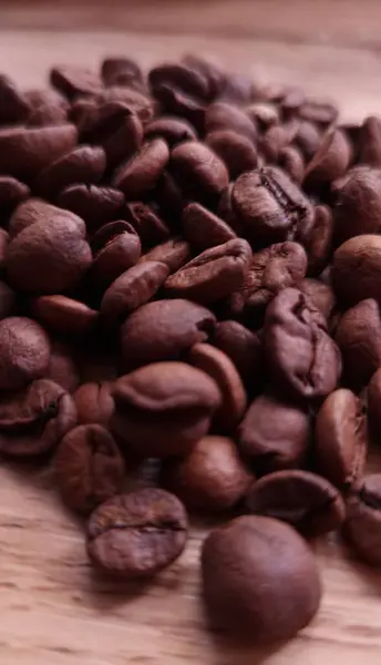 Tahta arka planda kahve çekirdekleri, kahve çekirdekleri..