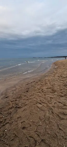 Sahildeki deniz dalgaları