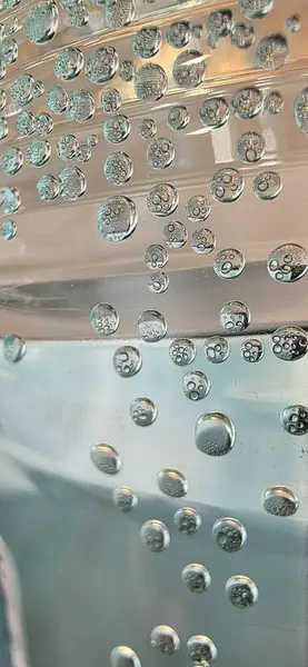 su arka plan cam yüzeyine düşer