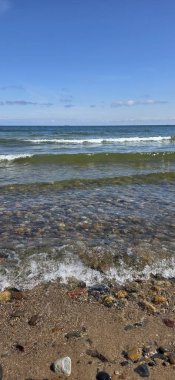 Denizdeki güzel bir deniz manzarasının dikey çekimi.