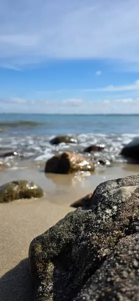 Deniz kıyısının güzel manzarası