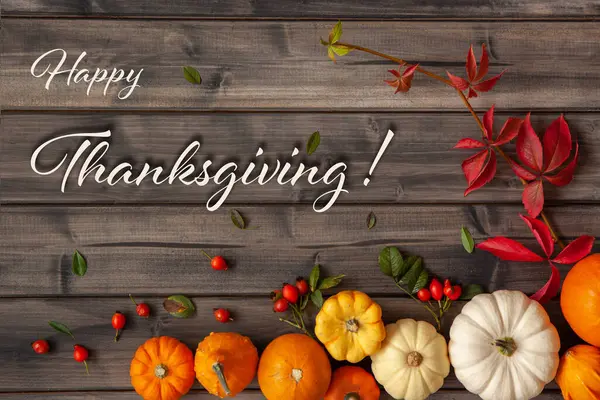 Şükran Günü selamları. Ahşap arka planda balkabakları ve kuru yapraklar. Üst Manzara. Düz katman