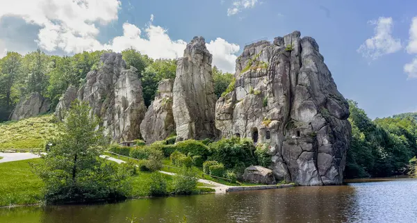 Externsteine, Teutoburg Ormanı, Kuzey Ren-Vestfalya 'da bulunan kayalık bir kayadır..