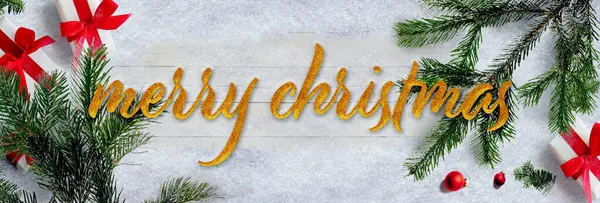 Süslemeli mutlu Noeller, karlı afiş, çam ağacı, hediye kutuları, toplar