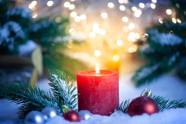 Süslemeli Noel kartı, yanan mum, kar ve çam çamı yeşili.