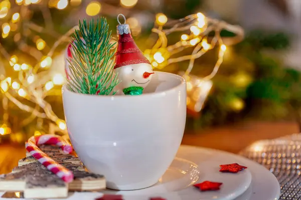 Dostça dekorasyonlu Noel masası.