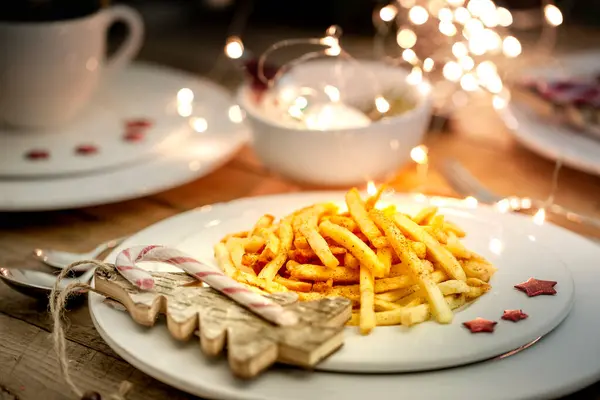 Noel masasında patates kızartması.