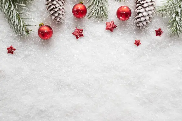 Kar, çam kozalağı, köknar ve takılar içeren hafif bir Noel arka planı