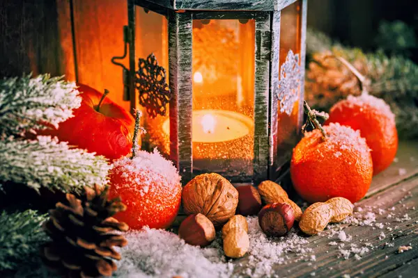 Fener ve karla kaplı rahat bir atmosfer