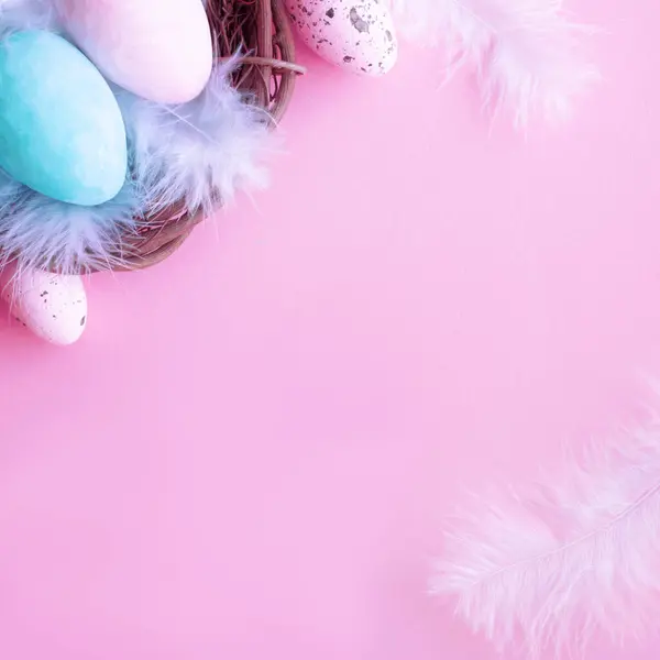 Parlak pembe arka planda yumurtaları olan bir yuva. Paskalya konsepti. Düz konum, üst görünüm, kopyalama alanı