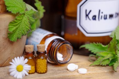 Medicine Schuessler tuzları ve küresel ahşap masa