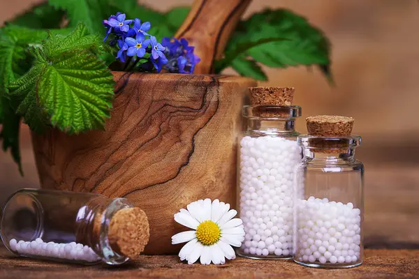 Bir şişe homeopati granülü. Homeopati tıp konsepti.