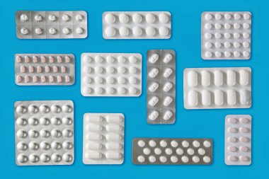 Tedavi konsepti. Geçmişi tıbbî ilaçlarla, haplarla dolu. Eczane ilacının en üst görünümü.