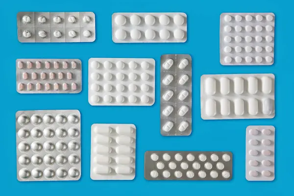 Tedavi konsepti. Geçmişi tıbbî ilaçlarla, haplarla dolu. Eczane ilacının en üst görünümü.