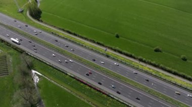 Hollanda Karayolu, Hollanda Karayolu, Hollanda karayolu ile kesişen bir Hollanda otoyolunun havadan görünüşü, Hollanda 'nın manzarasını gözler önüne seriyor