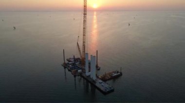 Avrupa Rüzgâr Türbini İnşaatı, Gün batımında okyanusta rüzgar türbini, Avrupa yapımı ve yenilenebilir enerji yeniliği sergileniyor