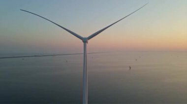 Avrupa Rüzgâr Türbini İnşaatı, Gün batımında okyanusta rüzgar türbini, Avrupa yapımı ve yenilenebilir enerji yeniliği sergileniyor