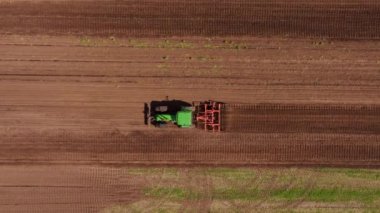 Lale ekme, çalışan traktörler, hava manzarası Hollanda lale ekimi için hazırlanıyor.