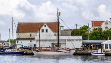 Haugesund Norveç İskandinavya, Norveç 'in çeşitli tekneleri olan renkli köy manzarası