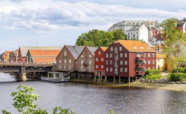 Huzurlu Nidelva Nehri 'nin yanında geleneksel mimariye sahip eski Norveç kasabası.