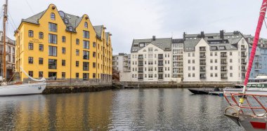 Alesund, Norveç İskandinavya, Alesund Norveç Gemi İskelesi Alesund Norveç 'teki renkli binalar