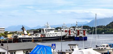 Alesund, Norveç İskandinavya, Alesund Norveç Gemi İskelesi Alesund Norveç 'teki renkli binalar