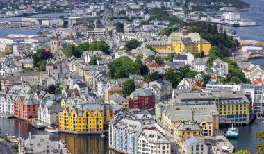 Alesund, Norveç İskandinavya, Alesund Norveç Gemi İskelesi Alesund Norveç 'teki renkli binalar