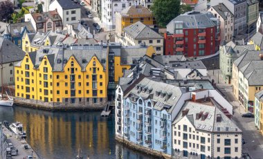 Alesund, Norveç İskandinavya, Alesund Norveç Gemi İskelesi Alesund Norveç 'teki renkli binalar