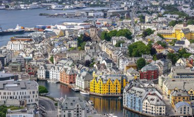 Alesund, Norveç İskandinavya, Alesund Norveç Gemi İskelesi Alesund Norveç 'teki renkli binalar