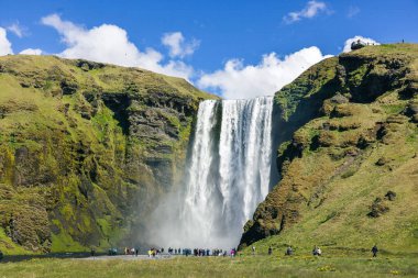 Skgafoss, İzlanda 'nın güneyindeki Skg Nehri üzerinde eski kıyı şeridini gösteren bir şelaledir.