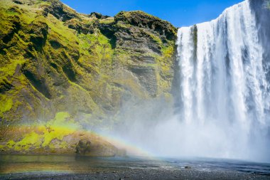 Skgafoss, İzlanda 'nın güneyindeki Skg Nehri üzerinde eski kıyı şeridini gösteren bir şelaledir.