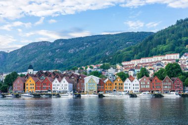 Bergen, Norveç 'te Bryggen Tarihi bir yer. Bryggen ya da Tyskebryggen, Norveç 'in Bergen kentindeki Vgen limanının doğu tarafında yer alan bir dizi Hanseatik mirası ticari binasıdır.