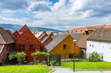 Bergen, Norveç 'te Bryggen Tarihi bir yer. Bryggen ya da Tyskebryggen, Norveç 'in Bergen kentindeki Vgen limanının doğu tarafında yer alan bir dizi Hanseatik mirası ticari binasıdır.