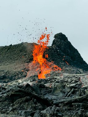Fagradalsfall Volkan Patlaması, İzlanda volkanı patlaması, Grindavkurkaupstaur, Güney Yarımadası, İzlanda. Fagradalsfjall, Reykjavk, İzlanda 'dan yaklaşık 40 kilometre uzaklıktaki Reykjanes Yarımadası' ndaki son Buzul Dönemi 'nde kurulmuş aktif bir volkandır..