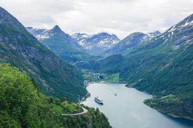 Norveç 'teki Geirangerfjord Fjord Kuzey Kutup Dairesi dağlarının güzel manzarası. Geiranger Fjord Norveç 'in Mre og Romsdal bölgesinin Sunnmre bölgesinde bulunan bir fiyorttur. Tamamıyla Stranda Belediyesinde yer almaktadır.
