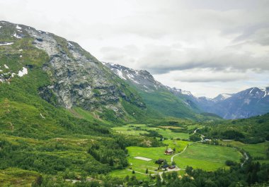 Norveç 'teki Geirangerfjord Fjord Kuzey Kutup Dairesi dağlarının güzel manzarası. Geiranger Fjord Norveç 'in Mre og Romsdal bölgesinin Sunnmre bölgesinde bulunan bir fiyorttur. Tamamıyla Stranda Belediyesinde yer almaktadır.