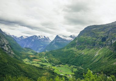 Norveç 'teki Geirangerfjord Fjord Kuzey Kutup Dairesi dağlarının güzel manzarası. Geiranger Fjord Norveç 'in Mre og Romsdal bölgesinin Sunnmre bölgesinde bulunan bir fiyorttur. Tamamıyla Stranda Belediyesinde yer almaktadır.