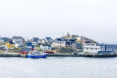 Norveç, Magerya 'da Honningsvg Şehri Kuzey Kutup Dairesi dağlarının güzel manzarası. Honningsvg Norveç 'in en kuzeydeki kentidir. Finnmark ilinin Nordkapp ilçesinde yer almaktadır. Honningsvg 1996 'da şehir ilan edildi.