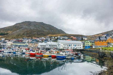 Norveç, Magerya 'da Honningsvg Şehri Kuzey Kutup Dairesi dağlarının güzel manzarası. Honningsvg Norveç 'in en kuzeydeki kentidir. Finnmark ilinin Nordkapp ilçesinde yer almaktadır. Honningsvg 1996 'da şehir ilan edildi.