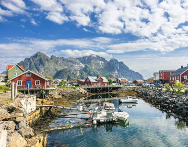 Lofoten Adaları, Norveç 'teki Lofoten Takımadaları. Güzel kutup dairesi manzarası. Lofoten Norveç 'te bir takımada. Dramatik manzarası ile tanınır, Svolvrgeita zirveleri gökyüzüne doğru yükselir..