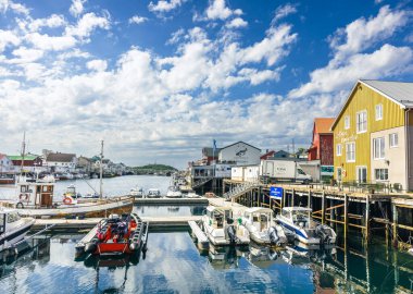 Lofoten Adaları, Norveç 'teki Lofoten Takımadaları. Güzel kutup dairesi manzarası. Lofoten Norveç 'te bir takımada. Dramatik manzarası ile tanınır, Svolvrgeita zirveleri gökyüzüne doğru yükselir..